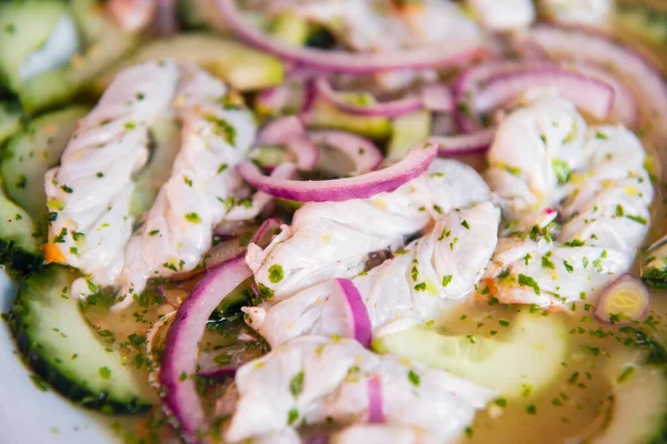 Geleneksel Meksika deniz ürünleri. Aguachile, Meksika deniz ürünleri ve fotokopi alanı. Tahta masadaki Meksika deniz ürünleri. Geleneksel Meksika yemeği konsepti.