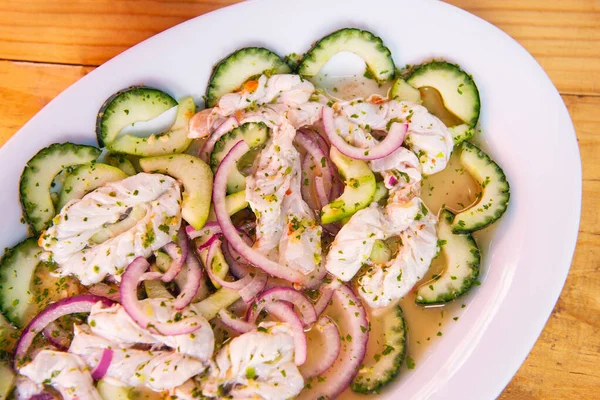 Geleneksel Meksika deniz ürünleri. Aguachile, Meksika deniz ürünleri ve fotokopi alanı. Tahta masadaki Meksika deniz ürünleri. Geleneksel Meksika yemeği konsepti.