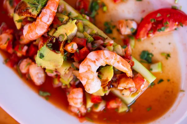 Geleneksel Meksika deniz ürünleri. Aguachile, Meksika deniz ürünleri ve fotokopi alanı. Tahta masadaki Meksika deniz ürünleri. Geleneksel Meksika yemeği konsepti.