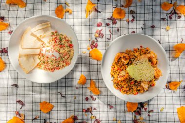 Yaz pikniği atmosferi, çimenlikte masa örtüsü, sağlıklı yiyecek ve meyve içecekleri. Düz yerde yemek vardı. Zeytinyağı, salata, sandviç, kinoa salatası, vegan burger..