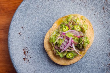 Meksika usulü, yeşil biberli taco ve mermer tabakta mor soğan. Meksika usulü taco ve sarı kokteyl.