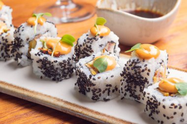 Suşi ve soya rulosu ahşap masada. Suşi menüsü. Japon yemeği.