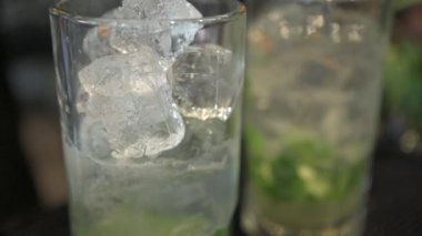 Meyve karışımı, ahşap masada renkli kokteyller. Sıcak renkli kokteyller. Restoran kokteyl barı video konsepti. Yavaş çekim videosu
