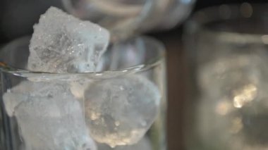 Meyve karışımı, ahşap masada renkli kokteyller. Sıcak renkli kokteyller. Restoran kokteyl barı video konsepti. Yavaş çekim videosu