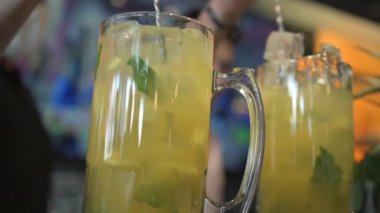 Meyve karışımı, ahşap masada renkli kokteyller. Sıcak renkli kokteyller. Restoran kokteyl barı video konsepti. Yavaş çekim videosu