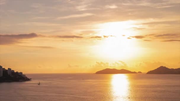 Тимелапс Прекрасним Видом Мирний Океан Гірському Заході Сонця Чисте Небо — стокове відео