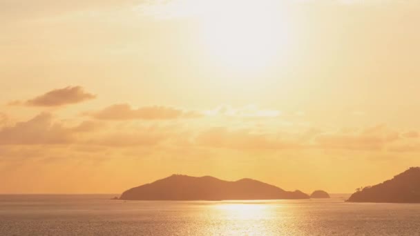 Timelapse Met Prachtig Uitzicht Rustige Oceaan Bij Bergachtige Zonsondergang Heldere — Stockvideo