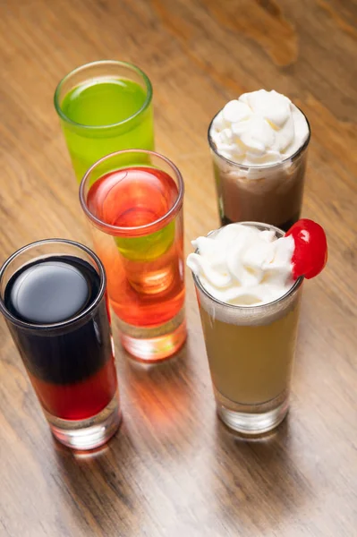 Kleurrijke Alcoholische Shots Houten Achtergrond Alcoholinjecties Bar Mixologisch Concept — Stockfoto