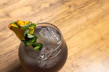 Tahta arka planda tropik kokteyller. Frutal alkollü kokteyller. Renkli içki konsepti