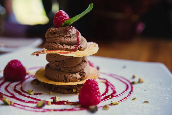 Schokoladenmousse Dessert Mit Blätterteig Und Himbeeren Restaurant Sonnigen Tagen Hintergrund — Stockfoto