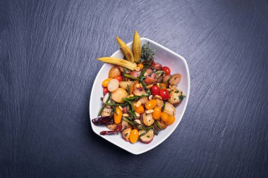 Güneşli bir günde ahşap masada gurme sebze salatası. Restoran diyet menüsü. Sağlıklı gıda kavramı