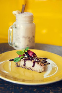 Smoothie ve peynirli kek, sarı arka planda. Sağlıklı gıda kavramı. Sağlıklı yaşam tarzı ve sağlıklı beslenme konsepti