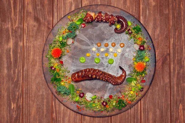 Tentáculos Pulpo Con Decoración Flores Comestibles Mesa Madera Concepto Mariscos — Foto de Stock