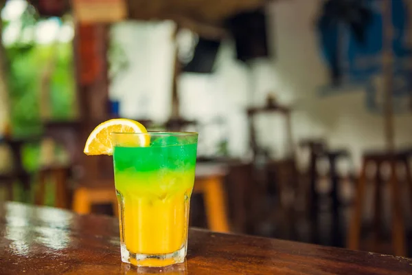 Cocktails Tropicaux Colorés Sur Bar Bois Mixologie Dans Cadre Vacances — Photo