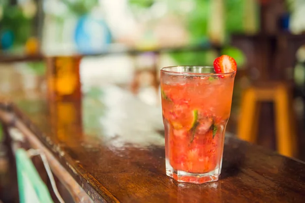 Cocktails Tropicaux Colorés Sur Bar Bois Mixologie Dans Cadre Vacances — Photo