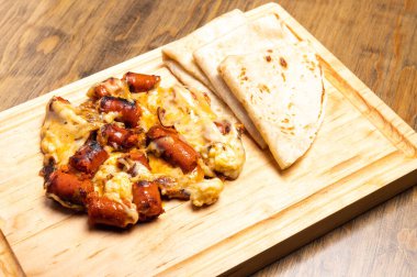 Peynirli Chorizo tacoları. Geleneksel Meksika yemekleri. Taklit alanı olan ahşap arka planda Meksika yemeği. Meksika tacosu konsepti