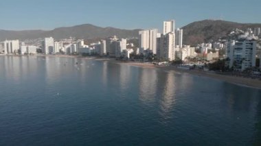 Güzel bir sahil manzarası, plajın havadan görünüşü, yukarıdan görülen acapulco plajı. Seyahat ve tatil konsepti. Sahilde renkli bir gün batımı. Hava videosu