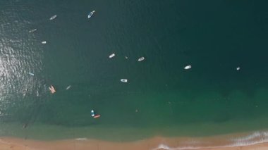 Güzel bir sahil manzarası, plajın havadan görünüşü, yukarıdan görülen acapulco plajı. Seyahat ve tatil konsepti. Sahilde renkli bir gün batımı. Hava videosu