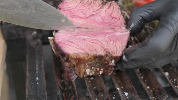 Parrilla Con Costilla Ternera Chistorra Salchichas Embutidos Dorados Listos Para — Vídeos de Stock