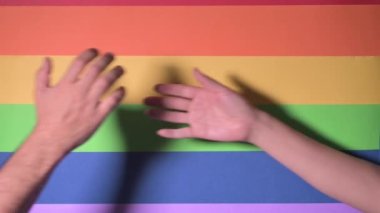 Igbt bayrağı geçmişi olan bir el yumruğu. Lgbt gurur konsepti. Cinsiyet eşitliği kavramı. Yumruklu gurur bayrağı. Lgbt güç kavramı