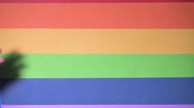 Igbt bayrağı geçmişi olan bir el yumruğu. Lgbt gurur konsepti. Cinsiyet eşitliği kavramı. Yumruklu gurur bayrağı. Lgbt güç kavramı