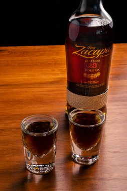 MEXICO ŞEHRİ, MEXICO - 14 Eylül 2020 - Bir şişe Ron Zacapa 23 yaşında. Dünyanın en lezzetli romu.