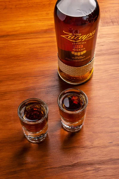 MEXICO ŞEHRİ, MEXICO - 14 Eylül 2020 - Bir şişe Ron Zacapa 23 yaşında. Dünyanın en lezzetli romu.