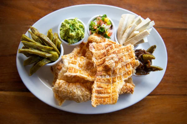 Mexikansk Fläsksvål Nopales Och Guacamole Mexikansk Mat Trä Bakgrund Traditionellt Stockbild