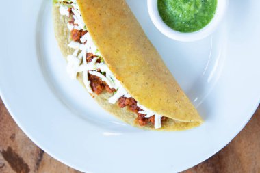 Mısır tortillası ve Meksika usulü quesadilla. Geleneksel Meksika yemekleri. Tahta arka planda Meksika yemeği. Meksika geleneksel gıda konsepti