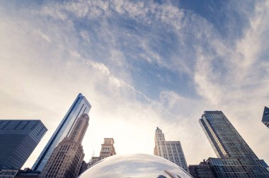 Chicago - 30 Ekim 2020: Millennium Park, Chicago 'da Fasulye. Chicago Bulut Kapısı salgınında insanlar olmadan.