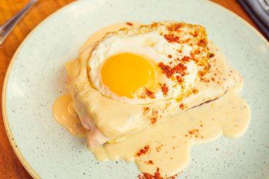 Kahvaltıda kızarmış yumurta ve sarı yumurta sarısı. Lokantada gurme kahvaltı konsepti. Kremalı yumurta.