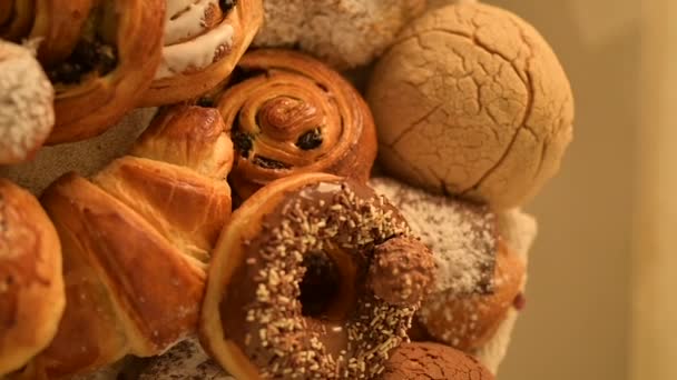 素朴な背景に自家製の甘いパン 新鮮な甘いパン屋 焼きたてのパン 職人ベーカリーのコンセプト — ストック動画