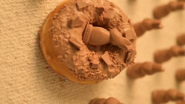 土制甜面包 背景简朴 新鲜的甜面包店 新鲜甜烤面包 艺术品面包店的概念 — 图库视频影像