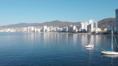 Güzel bir sahil manzarası, plajın havadan görünüşü, yukarıdan görülen acapulco plajı. Seyahat ve tatil konsepti. Sahilde renkli bir gün batımı. Hava videosu.