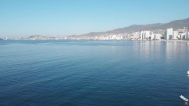 Güzel bir sahil manzarası, plajın havadan görünüşü, yukarıdan görülen acapulco plajı. Seyahat ve tatil konsepti. Sahilde renkli bir gün batımı. Hava videosu.