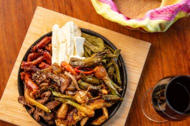 Hakiki Meksika barbeküsü, restoran masasında kızartılmış farklı kesikler. Chistorra, et ve ızgara peynir. Meksika bifteği konsepti.