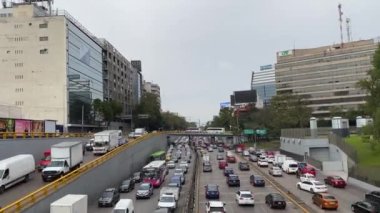 Şehir trafiğinin zaman aşımına uğramış görüntüsü. Şehir merkezinde trafik sıkışıklığı. İşten dönen arabalarla dolu şehir manzaraları. Büyük şehir konsepti. 4K zaman aşımı videosu