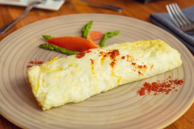 Kuşkonmaz ve yeşil sebzeli omlet. Tahta masadaki kahvaltı manzarası. Meksika kahvaltısı kavramı