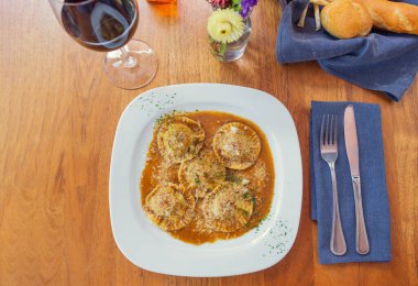 Beyaz tabakta İtalyan mantısının en üst görüntüsü. Gurme Akdeniz Gıda Konsepti
