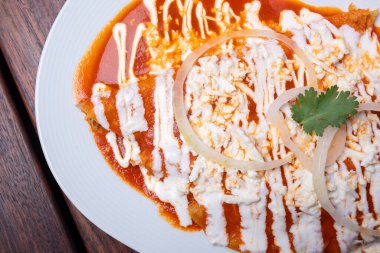 Chilaquiles, geleneksel Meksika yemeği, acı sos, cips, nachos. Tahta masada geleneksel Meksika yemekleri konsepti.