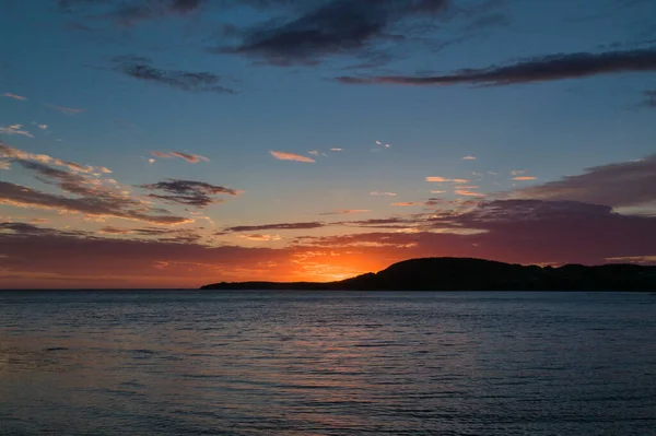 Pôr Sol Laranja Dourado Sobre Corpo Água Rocky Harbour Terra — Fotografia de Stock