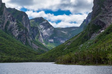 Arkasında dağ olan su - Gros Morne Ulusal Parkı - Batı Brook Göleti