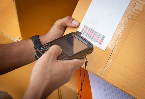 Trabajador Sosteniendo Escáner Código Barras Escaneando Láser Rojo Caja Paquetes — Foto de Stock