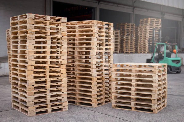 Stapel Houten Pallets Rek Bij Magazijn Opslag — Stockfoto