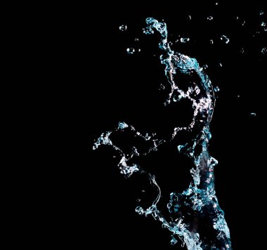 Saf su sıçraması siyah arkaplanda izole edilmiş..