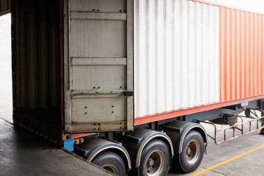 Kargo kamyonu rıhtım deposuna yükleniyor. Römork yanaşma istasyonları. Endüstri yük kamyonu taşımacılığı.