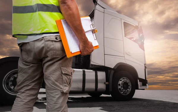 Lastbilchauffør Holder Udklipsholderen Med Daglige Tjekliste Dokument Trucker Inspektion Vedligeholdelse - Stock-foto