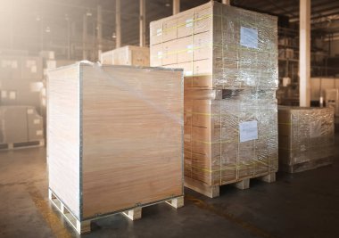 Paket Kutuları Depo 'daki Paletlere Plastik Flim paketlenmiş. Nakliye Deposu Lojistiği.