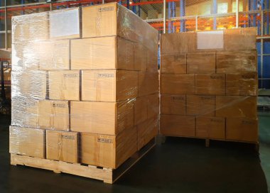  Ambalaj kutuları istiflenmiş Plastik Flim 'i Depo' daki Paletler 'e sarmışlar. Nakliye Deposu Lojistiği.