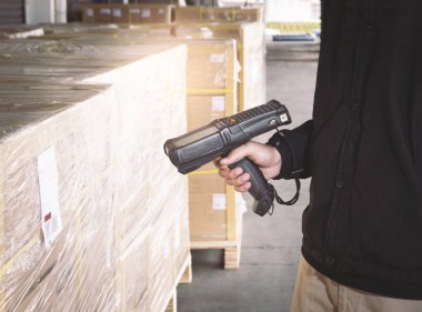 İşçi Tarayıcı Paket Kutuları ile Barkod Tarayıcı. Depo Envanter Yönetimi için Bilgisayar Çalışma Araçları.